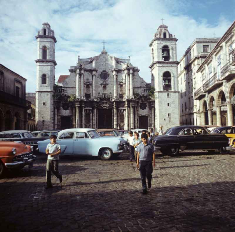 Kinder laufen über die Plaza de la Catedral im Zentrum der Altstadt von Havanna, im Hintergrund die Kathedrale.
