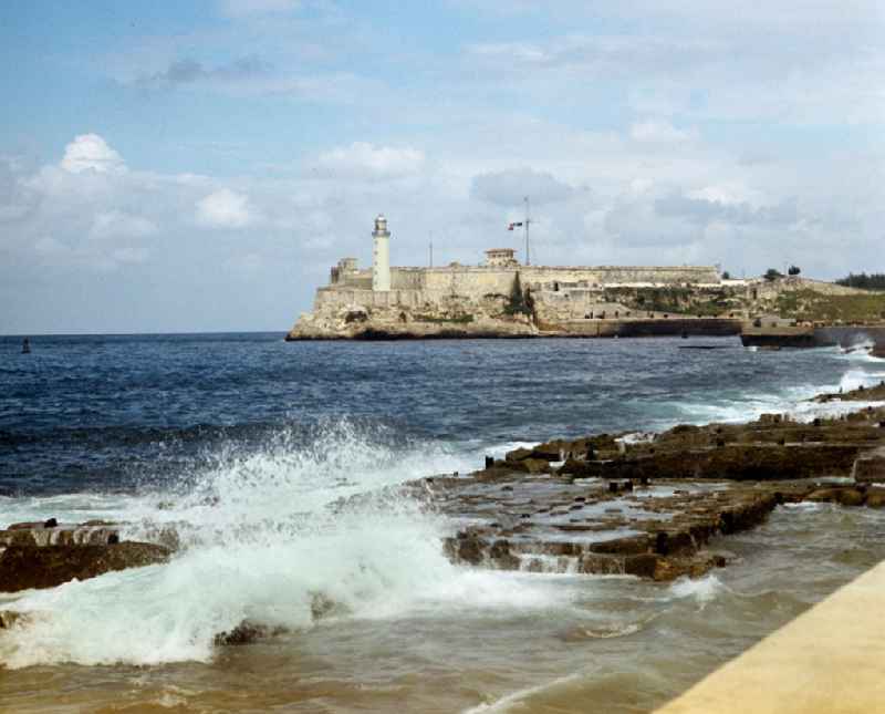 Blick von der Uferpromenade Malecón auf die historische Festung 'El Morro', eines der Wahrzeichen der kubanischen Hauptstadt Havanna und der Eingang zum Hafen.