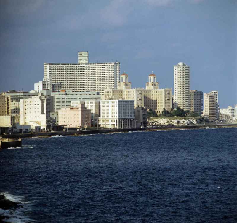 Blick über die Uferpromenade Malecón auf die Neubauten der kubanischen Hauptstadt Havanna mit dem Hotel Nacional de Cuba und dem höchsten Gebäude Kubas, das FOCSA Hochhaus.
