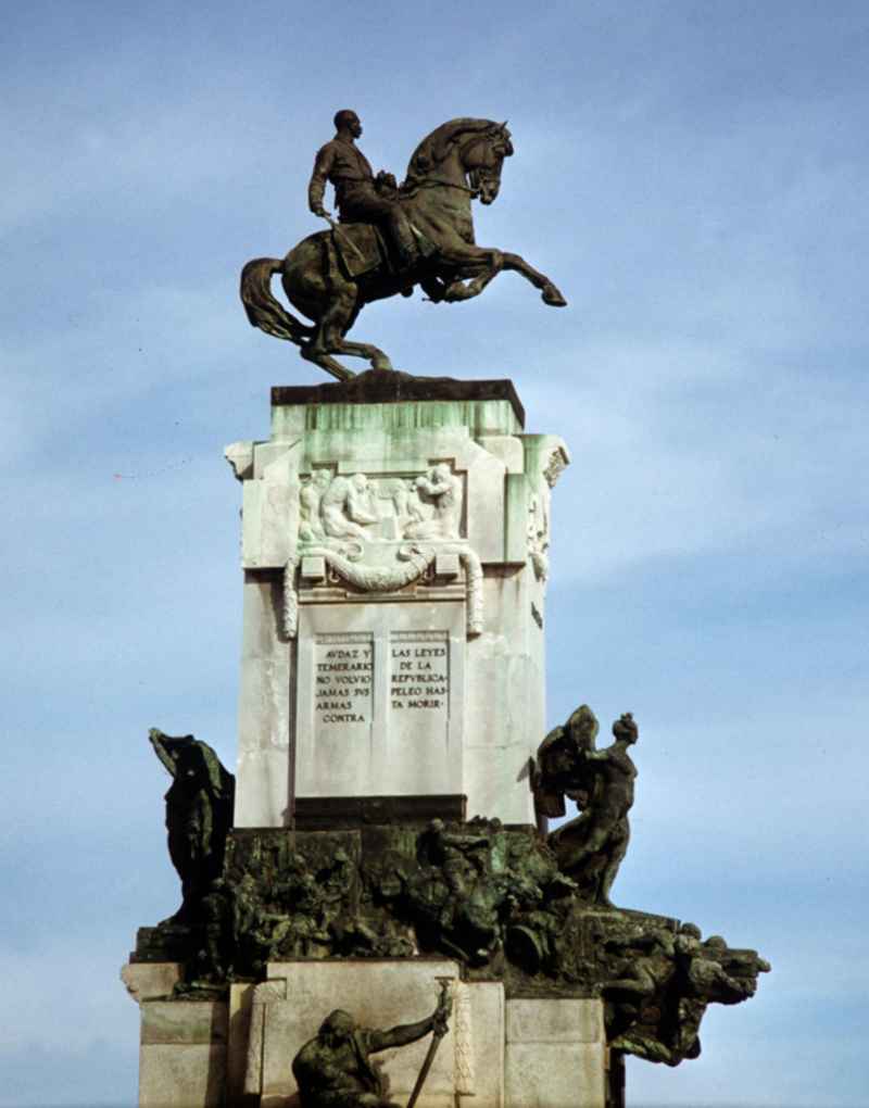Blick auf das Monument des Generals Antonio Maceo in einem Park an der Uferpromenade Malecón in Havanna in Kuba. Maceo kämpfte im 19. Jahrhundert mit den kubanischen Truppen gegen Spanien für die Unabhängigkeit der Insel und gilt in Kuba als Volksheld.