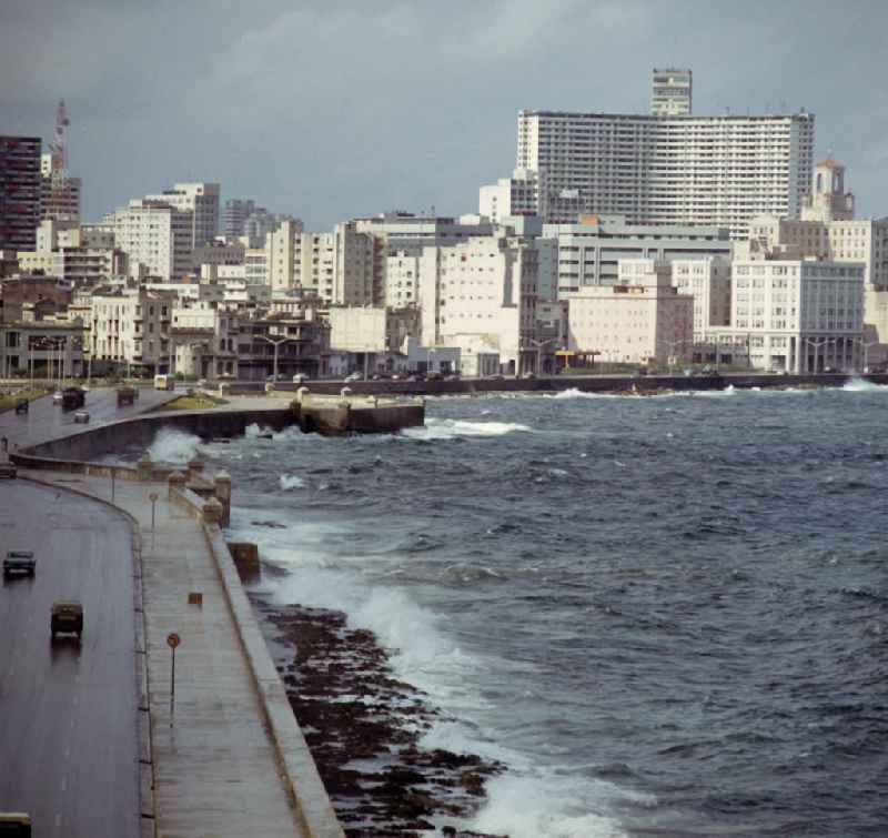 Blick über die Uferpromenade Malecón auf die Neubauten der kubanischen Hauptstadt Havanna mit dem höchsten Gebäude Kubas, das FOCSA Hochhaus.
