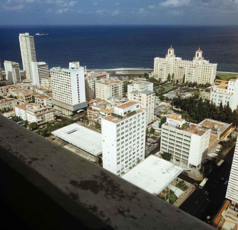 Blick über die Dächer der kubanischen Hauptstadt Havanna auf das 193