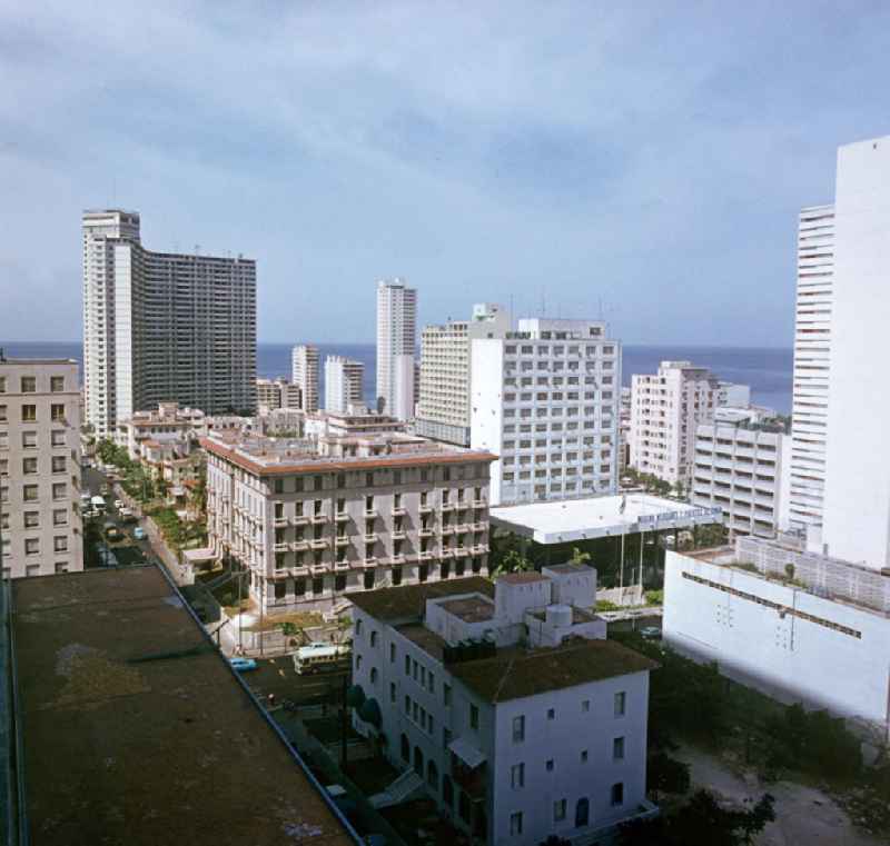 Blick über die Dächer der kubanischen Hauptstadt Havanna auf das höchste Gebäude Kubas, das FOCSA Hochhaus (l). Im Vordergrund die historischen Gebäude der Kolonialzeit.