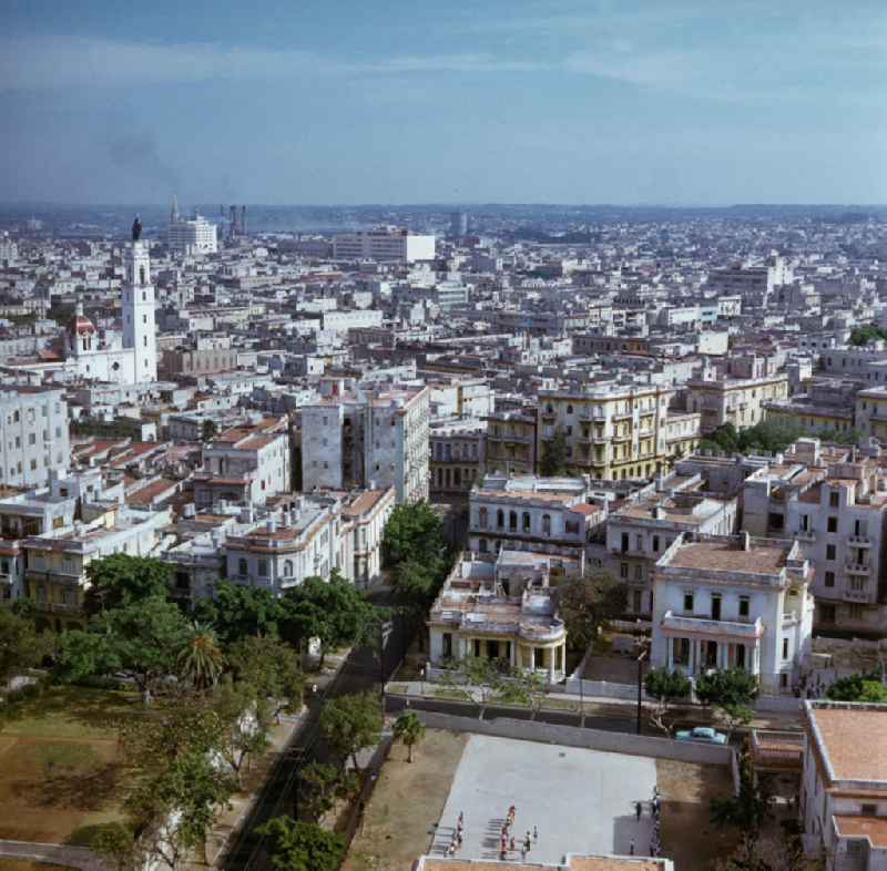 Blick über die Dächer der kubanischen Hauptstadt Havanna - historische Gebäude der Kolonialzeit wechseln mit Neubauten der sozialistischen Moderne. Links die Kirche Iglesia del Carmen de la calle Infanta.
