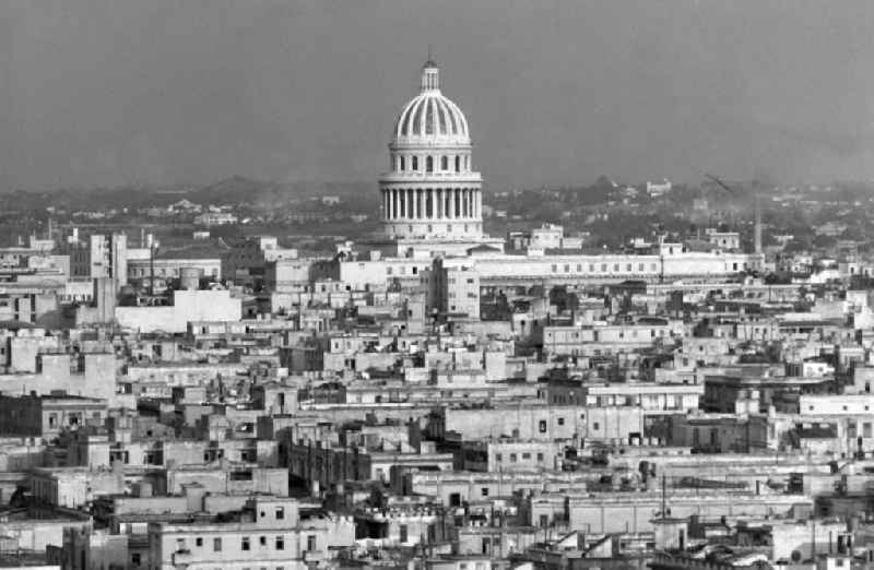 Blick über die Dächer der kubanischen Hauptstadt Havanna mit den historischen Gebäuden der Kolonialzeit und dem Kapitol. Ursprünglich als Regierungssitz für den kubanischen Präsidenten gebaut, wird das Kapitol seit 1959 als öffentlich zugängliches Kongresszentrum genutzt.