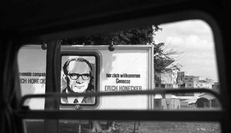 Für den Empfang des Staats- und Parteivorsitzenden der DDR, Erich Honecker, sind die Straßen in Havanna mit Fahnen und Plakaten festlich geschmückt - hier ein Plakat mit einem Abbild von Honecker und der Aufschrift 'Benvenido companero Erich Honecker - herzlich willkommen Genosse Erich Honecker'. Honecker stattete vom 2