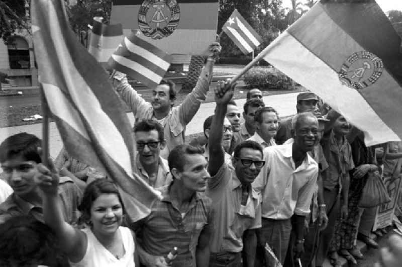 Mit großem Jubel wird in der kubanischen Bevölkerung die Ankunft des Staats- und Parteivorsitzenden der DDR, Erich Honecker, in Havanna gefeiert. Honecker stattete vom 2