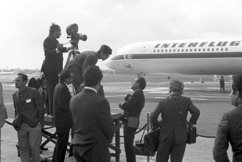 Vertreter der Presse halten die Verabschiedung des Staats- und Parteivorsitzenden der DDR, Erich Honecker, am Ende seines Staatsbesuchs auf dem Flughafen Havanna-José Martí in Ton und Bild fest. Honecker stattete vom 2