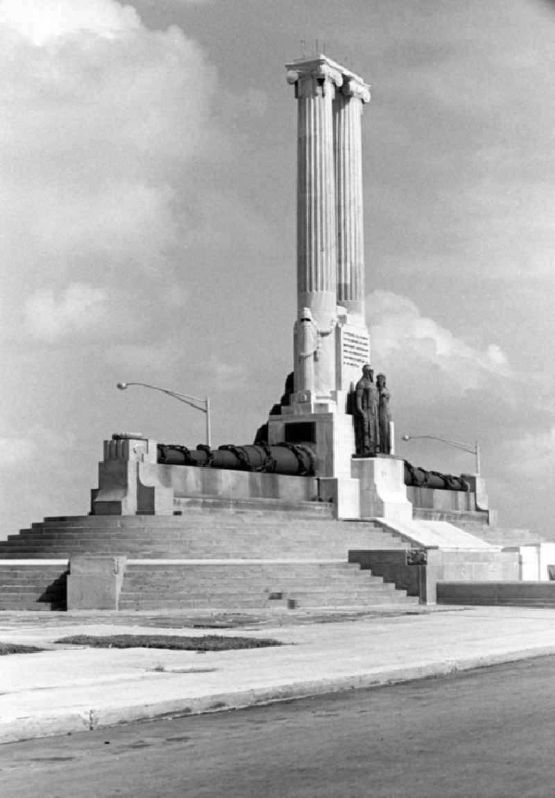 Blick auf das Monumento U.S.S. Maine am Malecón in Havanna. Das Denkmal erinnert an die über 26