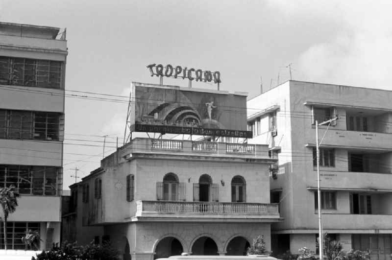 Blick auf die Leuchtreklame für das Tropicana in Havanna, dem einst berühmtesten Nachtclub der Karibik.