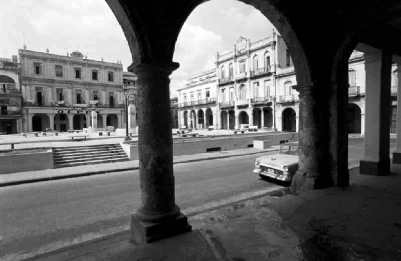 Blick auf den Plaza Vieja in Havanna. Der im 16. Jahrhundert angelegte Platz mit seinen palastähnlichen Herrenhäuser war für Feste und Stierkämpfe erbaut worden und bis Ende des 19. Jahrhunderts wichtigster Markt der Stadt.