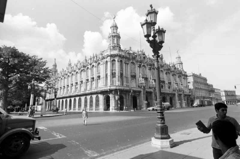 Am Paseo de Martí - Blick auf das Gran Teatro in der kubanischen Hauptstadt Havanna. Das 1837 im Stil des spanischen Neobarock erbaute historische Gebäude ist heute Hauptsitz des kubanischen Nationalballetts und die Hauptbühne für das Internationale Ballettfestival von Havanna.
