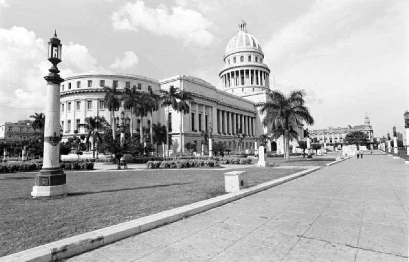 Am Paseo de Martí - Blick auf das Kapitol in der kubanischen Hauptstadt Havanna. Ursprünglich als Regierungssitz für den kubanischen Präsidenten gebaut, wird das Gebäude seit 1959 als öffentlich zugängliches Kongresszentrum genutzt.