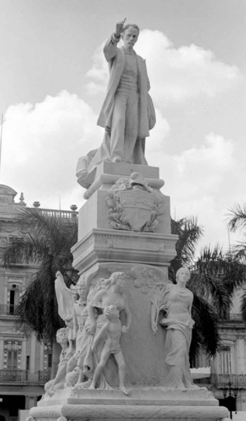 Blick auf das Monumento José Martí im Central Park in Havanna. José Martí ist Symbolfigur des Unabhängigkeitskampfes Kubas gegen Spanien und wird in Kuba als Volksheld verehrt.