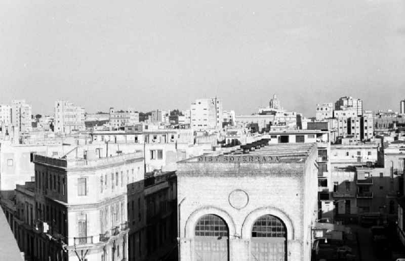 Blick auf ärmliche Wohnsiedlungen in der kubanischen Hauptstadt Havanna, im Hintergrund die Kuppel des Kapitol.