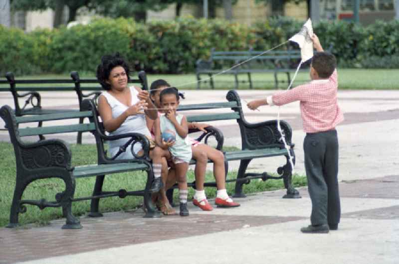 Mit Hilfe seiner Mutter läßt ein Junge in einem Park in Havanna seinen selbstgebastelten Drachen steigen.