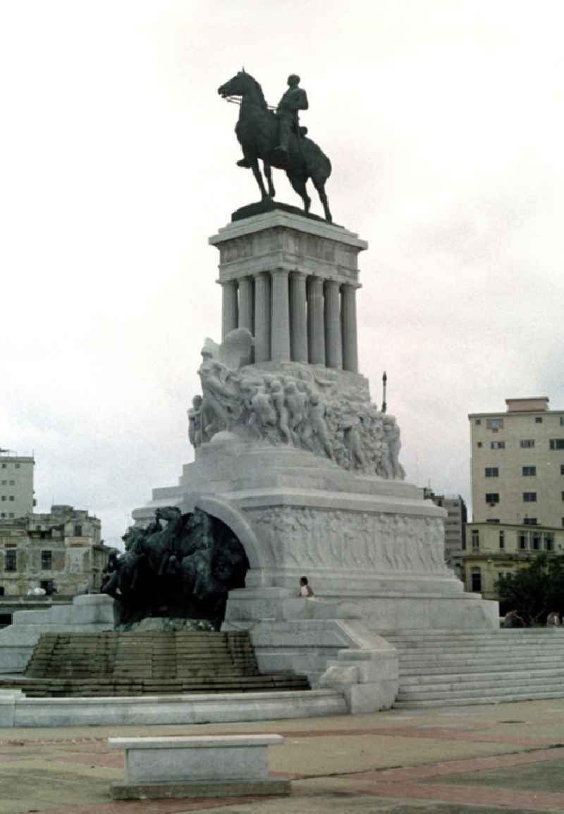 Blick auf das Reiterdenkmal von José Marti am Plaza José Marti in Havanna. José Martí ist Symbolfigur des Unabhängigkeitskampfes Kubas gegen Spanien und wird in Kuba als Volksheld verehrt.