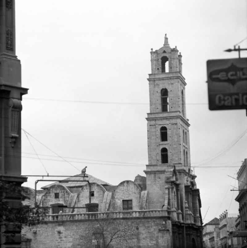 Blick auf die Kirche Iglesia de San Francisco de Asís in der Altstadt von Havanna.