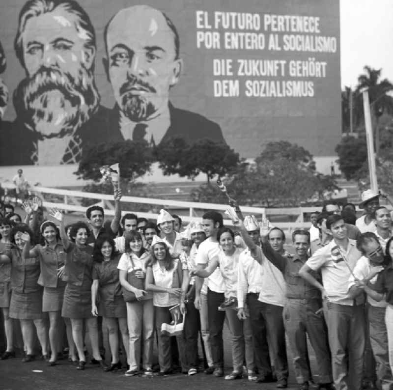 Mit großem Jubel wird in der kubanischen Bevölkerung die Ankunft des Staats- und Parteivorsitzenden der DDR, Erich Honecker, in Havanna gefeiert - im Hintergrund eine Plakatwand mit den Bildnissen von Marx, Engels und Lenin sowie der Aufschrift 'El futuro pertenece por entero al Socialismo - Die Zukunft gehört dem Sozialismus'. Honecker stattete vom 2