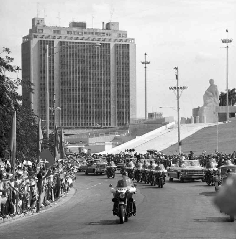 Mit großem Jubel, DDR-Fähnchen und Willkommens-Plakaten wird in der kubanischen Bevölkerung die Ankunft des Staats- und Parteivorsitzenden der DDR, Erich Honecker, in Havanna gefeiert. Honecker stattete vom 2