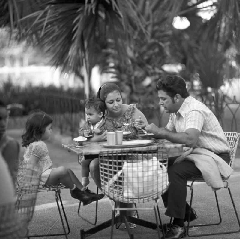 Kubanische Familie beim Eisessen in einem Café in Havanna.