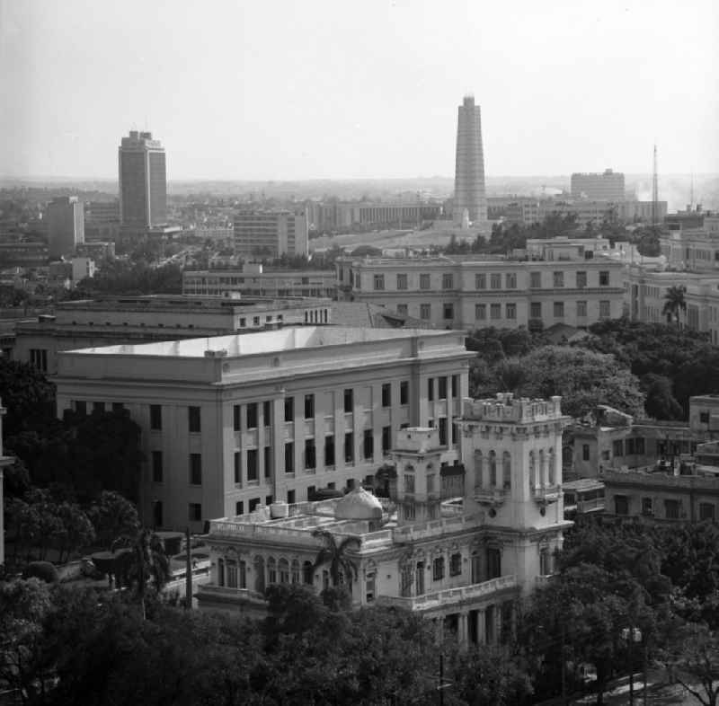 Blick aus dem Hotel 'Havanna Libré' über die Dächer von Havanna auf das José-Martí-Denkmal auf dem Plaza de la Revolución (Platz der Revolution).
