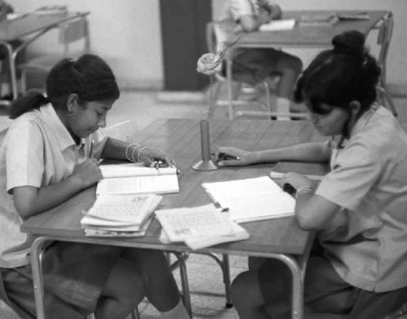 Zwei Mädchen lernen im Gruppenraum ihrer nach dem kubanischen Revolutionär 'Camilo Cienfuegos' benannten Mittelschule in Havanna.