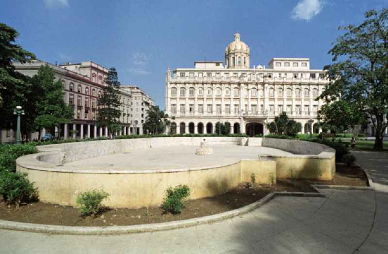Ein trockener Springbrunnen steht vor dem Präsidentenpalast mit dem Museo de la Revolucíon in Havanna.