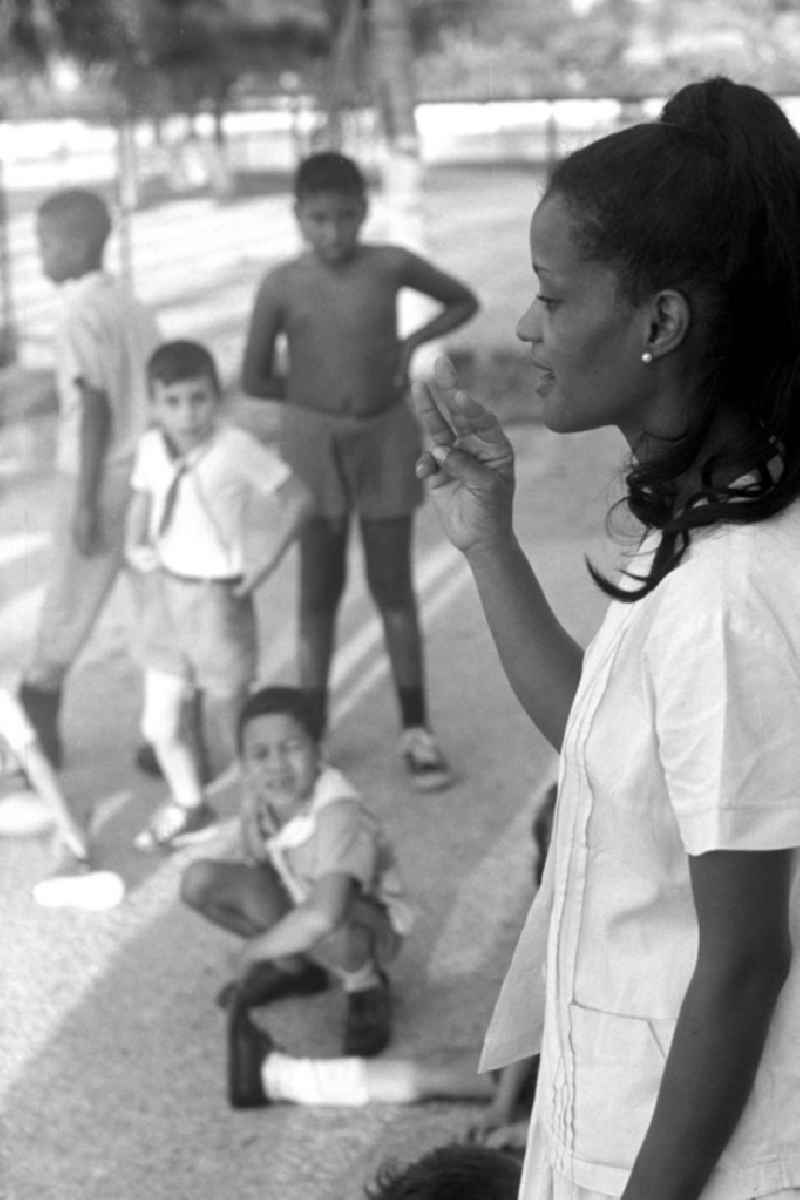 Eine Erzieherin spricht in einem Kindergarten in Havanna zu den Kindern.