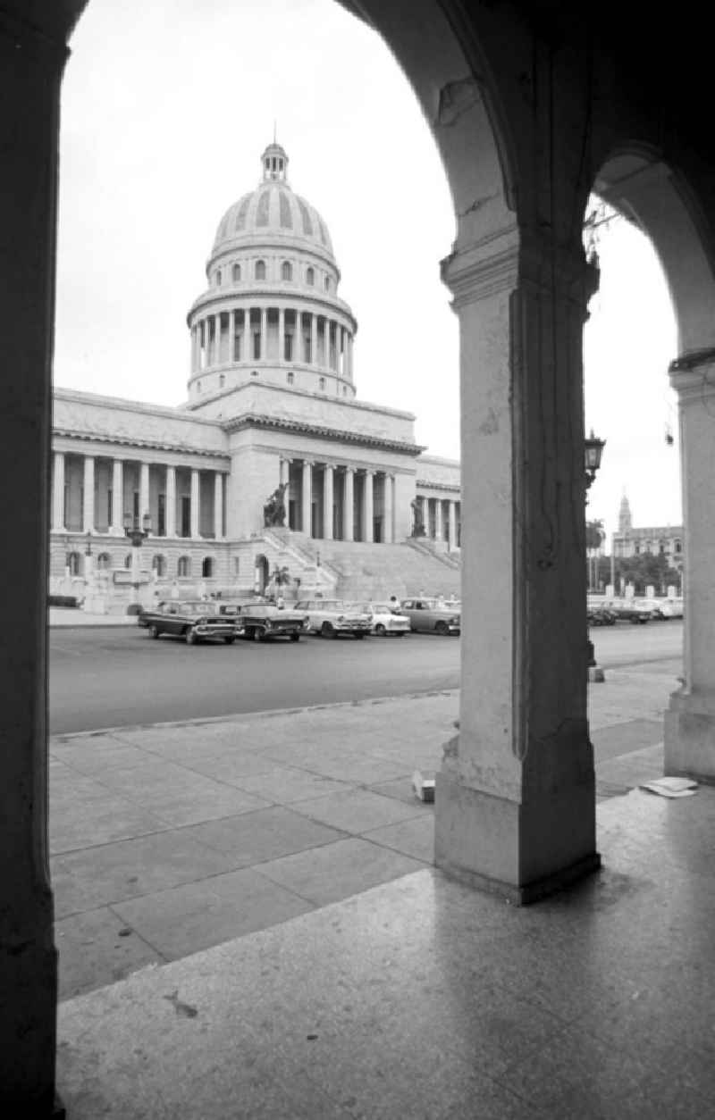 Am Paseo de Martí - Blick auf das Kapitol in der kubanischen Hauptstadt Havanna. Ursprünglich als Regierungssitz für den kubanischen Präsidenten gebaut, wird das Gebäude seit 1959 als öffentlich zugängliches Kongresszentrum genutzt.