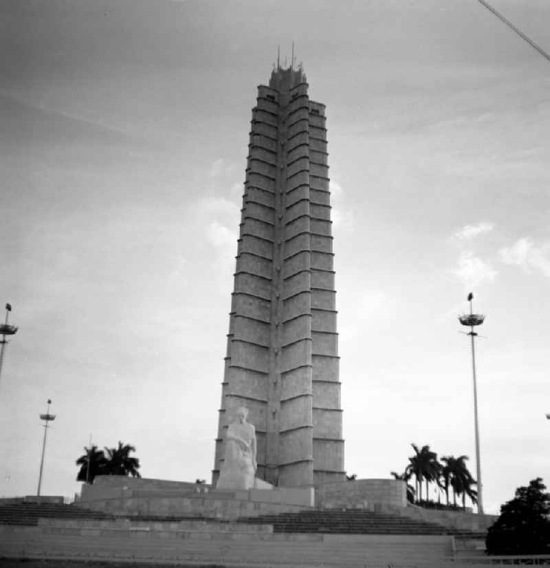 Blick auf das José-Martí-Denkmal auf dem Plaza de la Revolución (Platz der Revolution) in Havanna. José Martí ist Symbolfigur des Unabhängigkeitskampfes Kubas gegen Spanien und wird in Kuba als Volksheld verehrt.