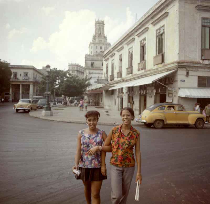 Eine Familie überquert eine Straße in Havanna.