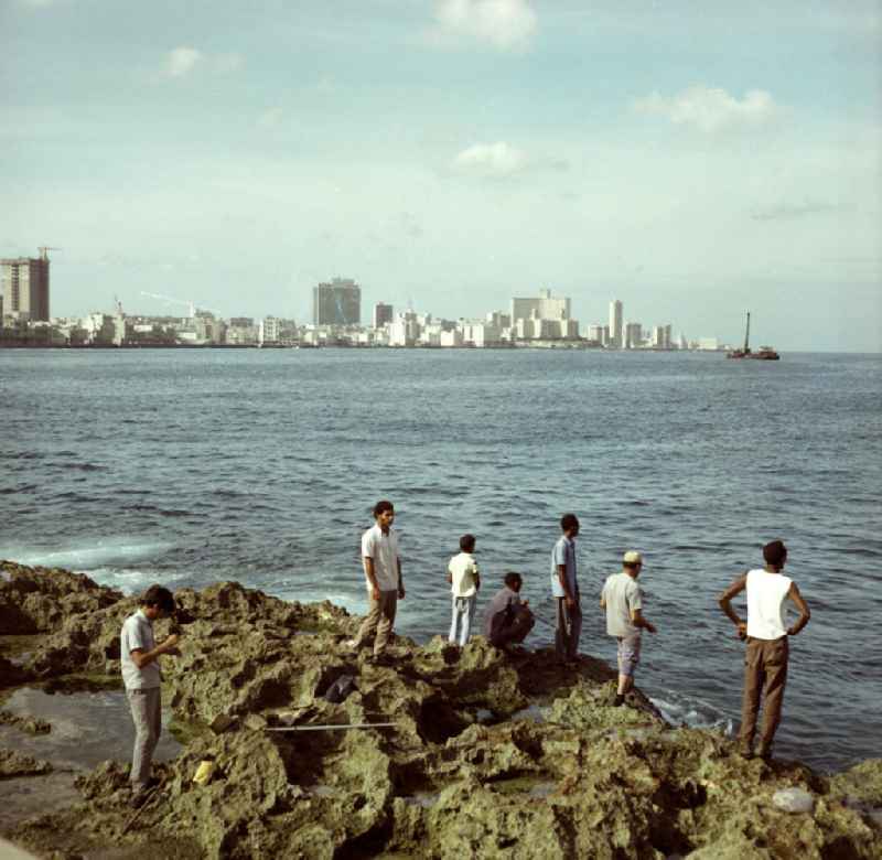 Angler an der acht Kilometer langen Uferpromenade, dem sogenannten Malecón in Havanna.