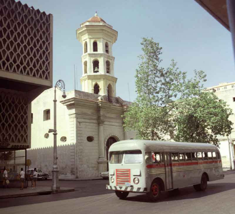 Straßenszene in Havanna. Im Hintergrund die Iglesia de Nuestra Senora de Monserrate.