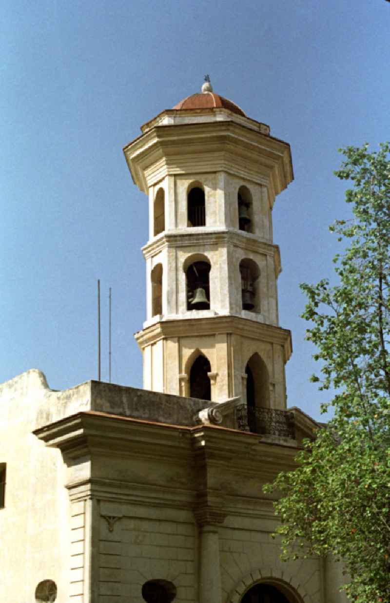 Blick auf die Kirche / Iglesia de Nuestra Senora de Monserrate in Havanna.