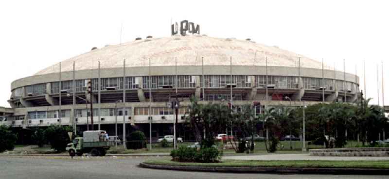 Blick auf das Coliseo de la Ciudad Deportiva, die Sporthalle des größten Sportkomplexes von Havanna nahe des Flughafens.