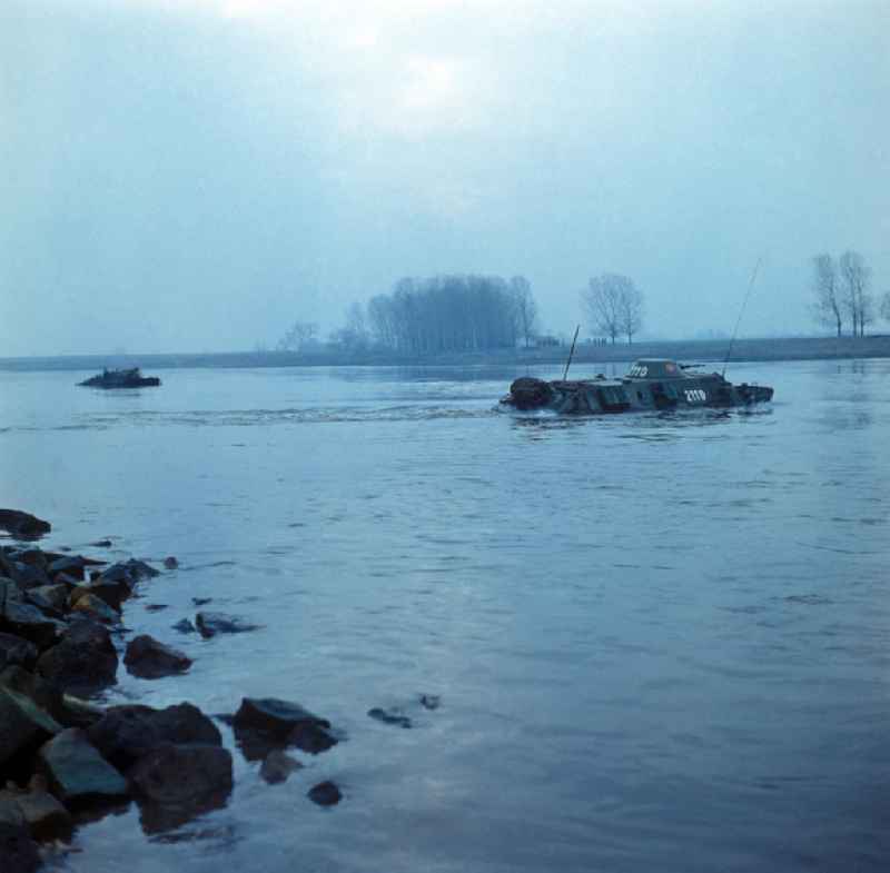 Manöverübung der NVA: das Überwinden von Wasserhindernissen. Ein Panzer überquert die Havel am Wasserübungsplatz 'Havel' (beim Truppenübungsplatz Klietz). Fotograf: Willmann