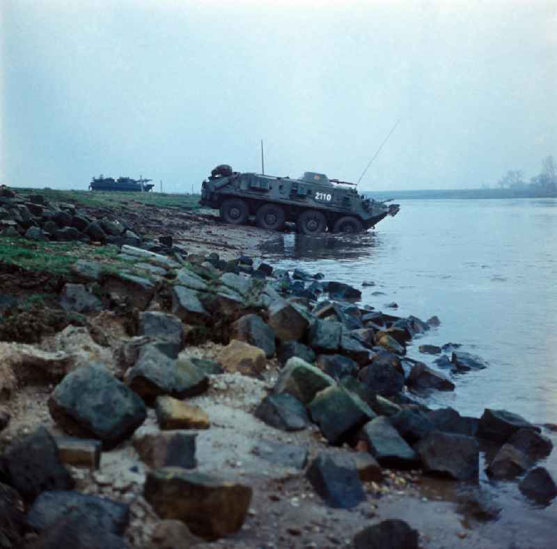 Manöverübung der NVA: das Überwinden von Wasserhindernissen. Ein Panzer überquert die Havel am Wasserübungsplatz 'Havel' (beim Truppenübungsplatz Klietz). Panzer verläßt das Ufer und tritt gerade ins Wasser ein. Fotograf: Willmann