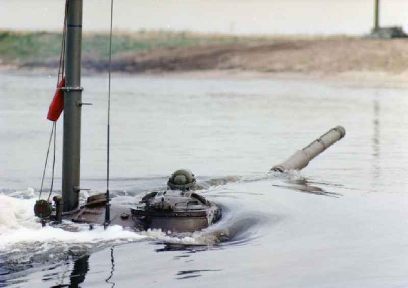 Trial runs of T72 tanks of the NVA of the GDR to the crossing of the River Elbe north of Heinrichsberg in Saxony-Anhalt