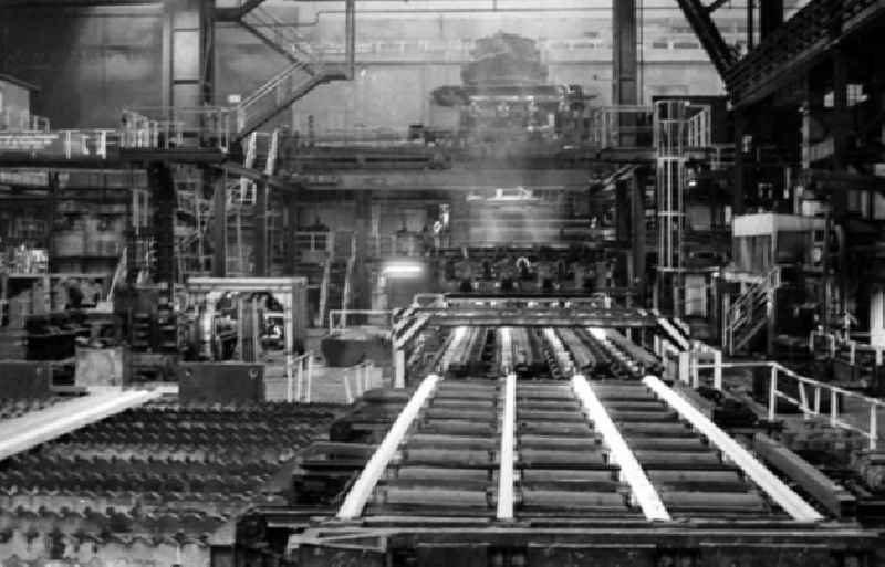 Blick in eine Werkhalle des Stahl- und Walzwerkes Henningsdorf in Brandenburg. In dem Werk, dessen wechselvolle Geschichte bis ins Jahr 1917 zurückreicht, waren bis 1989 mehr als 8.500 Arbeiter und Angestellte und etwa 70
