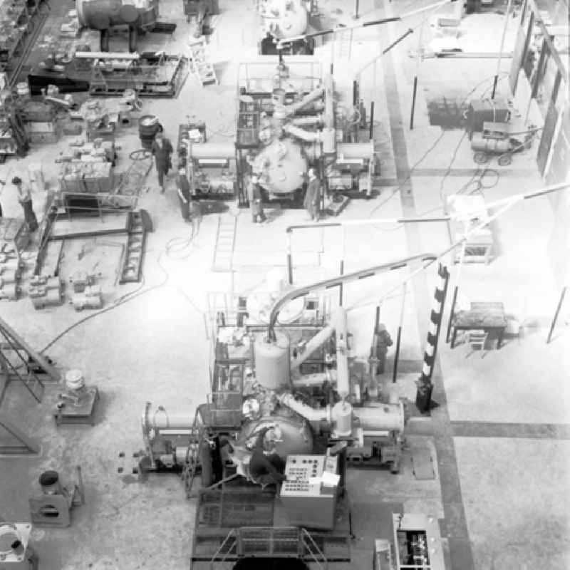 Blick von oben in die Werkstatthalle / Fertigungshalle auf Arbeiter bei der Montage von Mehrkammeröfen / Ofen im VEB Lokomotivbau Elektrotechnische Werke (LEW) „Hans Beimler“ in Hennigsdorf.