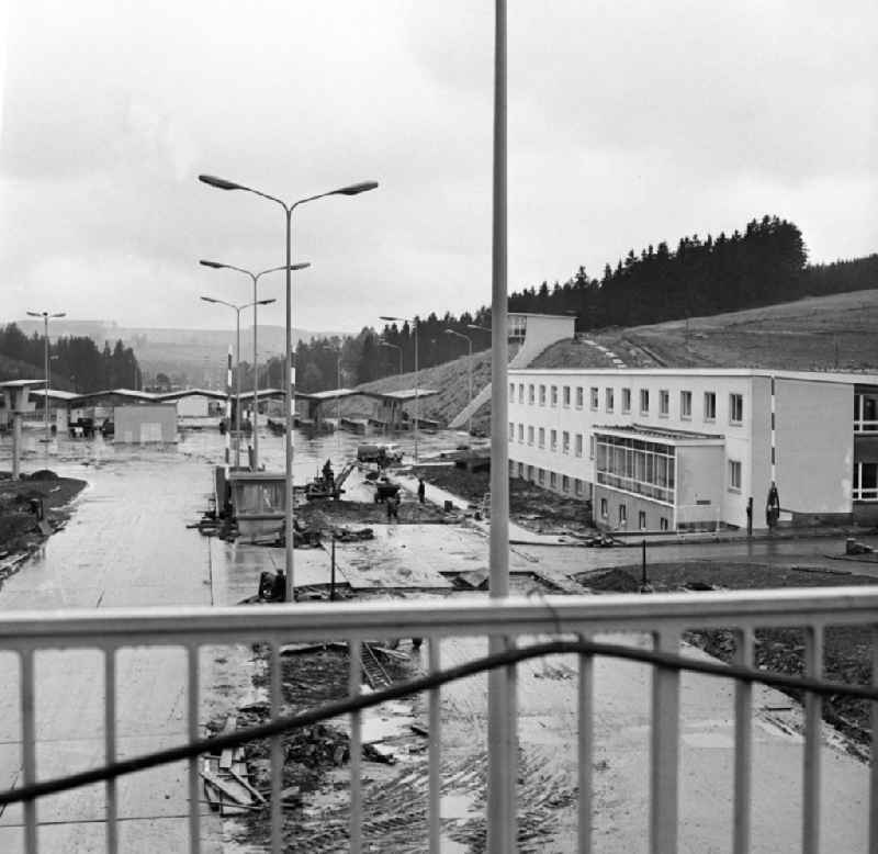 Während des Wiederaufbaus der im Zweiten Weltkrieg zerstörten Autobahnbrücke über die Saale zwischen Hirschberg (Thüringen) und Rudolphstein (Bayern) errichtet die DDR etwas im Hinterland die Abfertigungsgebäude für die Grenzübergangsstelle (GÜST) Hirschberg. Der Autobahn-Grenzübergang war im Dezember 1966 eröffnet worden. Nach der Wiedervereingung erfolgte der Rückbau der Anlagen und die Erweiterung der Brücke durch den dreispurigen Ausbau der A9. Sie heißt heute auch 'Brücke der Deutschen Einheit'.