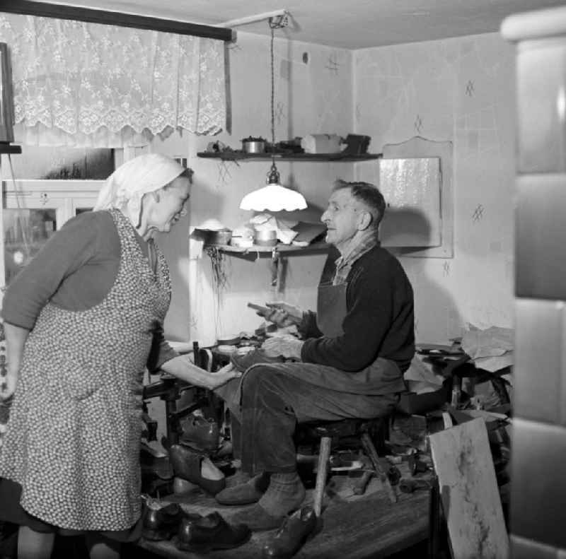 Der Schuster und seine Frau in ihrer Schuhmacherwerkstatt in Sparnberg, Kreis Schleiz.