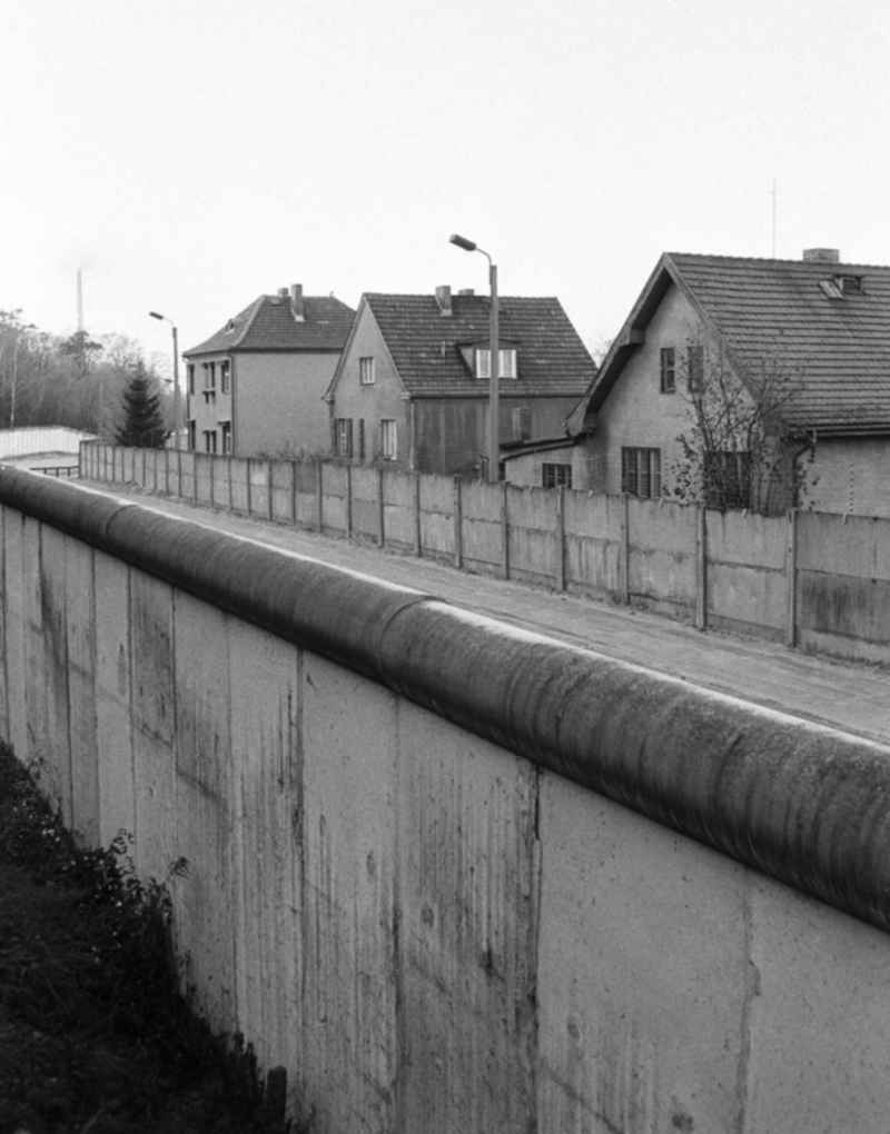 Blick vom Mauerstreifen / die Mauer auf Einfamilienhäuser der Grenzgemeinde Stolpe.