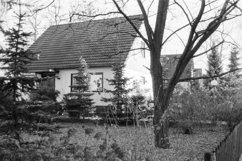 Blick durch den Vorgarten auf eine Einfamilienhaus in der Grenzgegemeinde Stolpe.