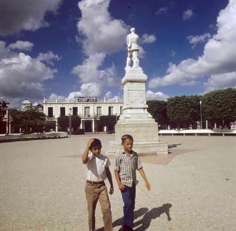Der Parque Calixto Garcia bildet das Zentrum der viertgrößten Stadt von Kuba, Holguín. In der Mitte des Platzes befindet sich das Denkmal des Generals Calixto Garcia, der wegen seines Kampfes in den drei Kubanischen Unabhängigkeitskriegen verehrt wird.