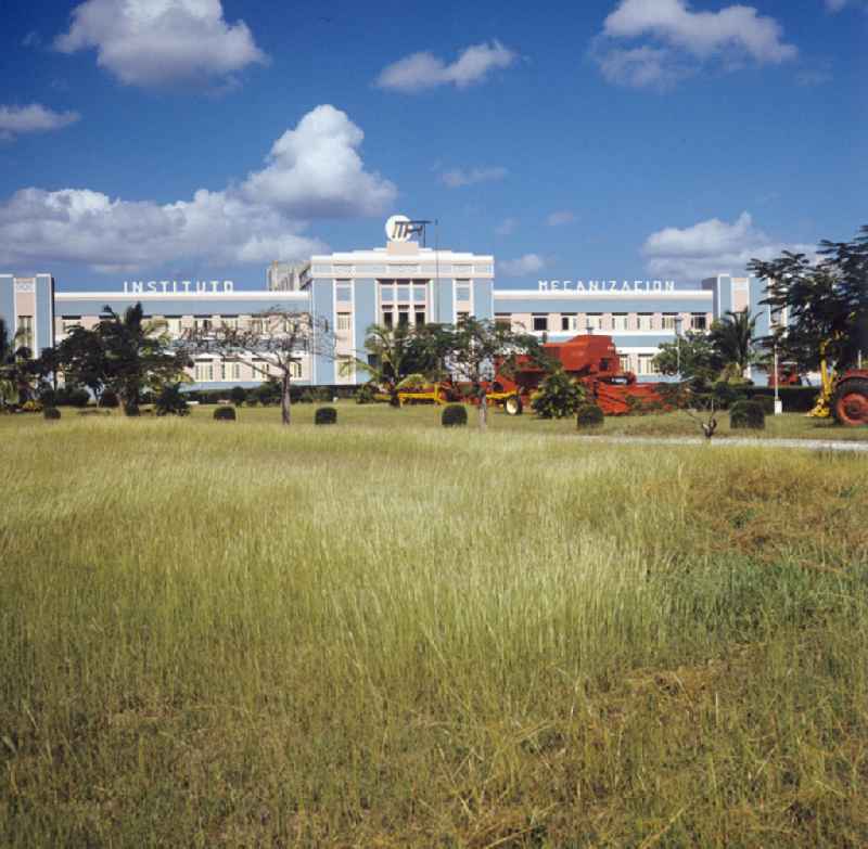 Blick auf das Instituto Mecanizacion bei Holguín in Kuba. Landwirtschaftliche Großgeräte vor dem Institutsgebäude zur Mechnisierung der Landwirtschaft zeugen davon, dass in den 7