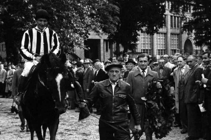 Grand Prix, Marino with Jockey Paul Krug after the win in Hoppegarten in the state Brandenburg on the territory of the former GDR, German Democratic Republic