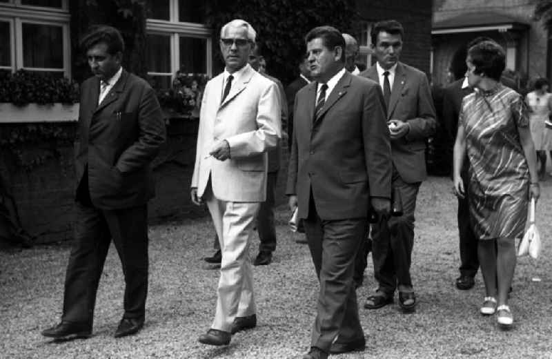 Willi Stoph (second from left), Chairman of the Council of Ministers of the GDR, visiting the racecourse in Hoppegarten, Brandenburg on the territory of the former GDR, German Democratic Republic