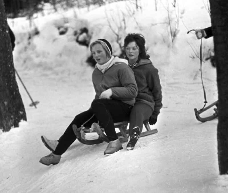 So schön kann der Winter sein - zwei junge Frauen haben in Ilmenau Spaß beim gemeinsamen Schlitten fahren.